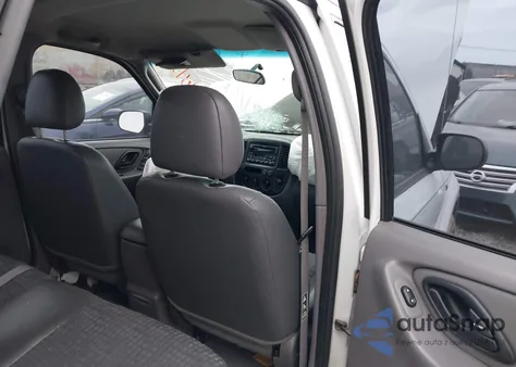 2002 Ford Escape Xls z USA, uszkodzony, nr VIN 1FMYU01162KC82694